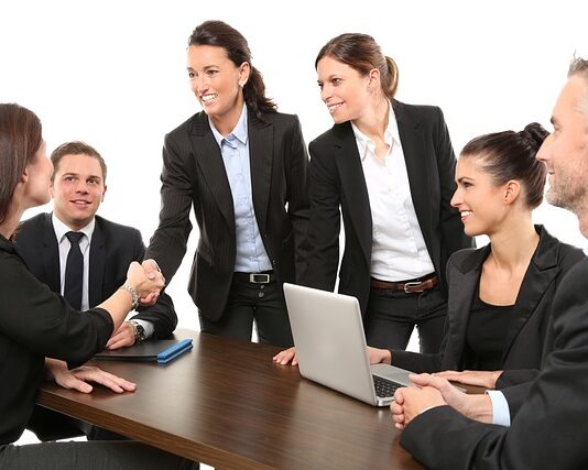 Kiedy dostaje się umowę o pracę na czas nieokreślony?