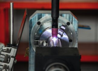 Robot do spawania laserowego – kiedy automatyzacja spawania się opłaca? Robot do spawania laserowego – kiedy automatyzacja spawania się opłaca