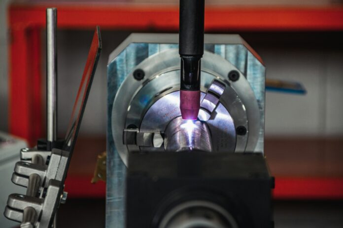 Robot do spawania laserowego – kiedy automatyzacja spawania się opłaca